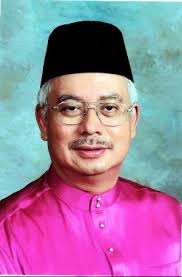 Najib abdul razak takes the oath as malaysia's sixth prime minister before the king this morning. Gambar Najib Razak Perdana Menteri Malaysia Download Gambar Najib Razak Baju Melayu Merah Jambu