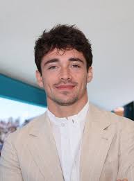 Vidéo : Charles Leclerc présente son frère beau gosse Lorenzo, venu avec sa  radieuse compagne