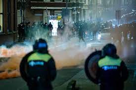 Voor frits bosch is het minder ingewikkeld. Dag 3 Van De Avondklok In Nederland Rellen Plunderingen Traangas En Ruim 180 Arrestaties De Volkskrant