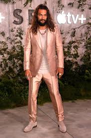 Jason Momoa Rocked A Rose Gold Suit Last Night Because Of Course Purewow Jason Momoa News Red Carpet Fashion Rose Gold Suit Tom Ford Suit Jason Momoa