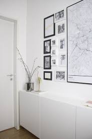 Der Flur Ist In Der Regel Das Zimmer In Einer Wohnung Was Die Letzte Uberlegung Im Dekoration Narrow Hallway White Bookcase Home Decor