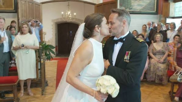 De bruid straalt net zoals de zon: weervrouw Jill Peeters stapt in  huwelijksbootje met kolonel Tom Schepers | Foto | hln.be