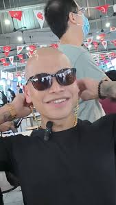 How heavy is Zen's gold chain?