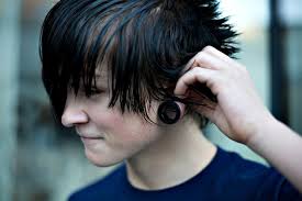 Emo hair is usually characterized by choppy layers, black or blonde hair with bright colors, and sweep the hair to the side so it looks like long bangs, then use bobby pins near your ear to hold use cute hair accessories if you want. 40 Cool Emo Hairstyles For Guys Creative Ideas