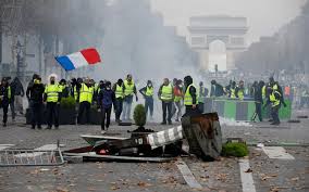Il était très agacé, je pense qu'il voulait exprimer son ras le bol de devoir travailler tous les samedis, à cause de nous les gj, un 24ème samedi ! Gilets Jaunes Les Champs Elysees Controles A Partir De 6 Heures Samedi Le Parisien