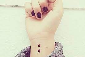 Pourquoi Ce Tatouage Point Virgule Est Plus Qu Une Simple Mode Branchouille Tatouage Point Point Virgule Tatouage