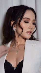 Elizabeth Eda's Instagram, Twitter & Facebook