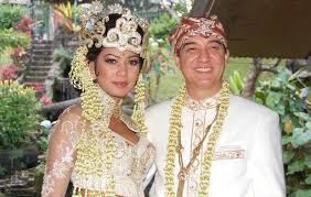 Namun tidak bagi pakaian adat sunda ini. 5 Pakaian Adat Jawa Barat Sunda Gambar Dan Keterangannya Adat Tradisional