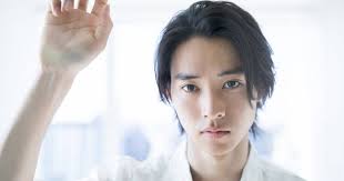 Lise öğrencisi yuki hase (kento yamazaki), her zaman kendi başına takılan sınıf arkadaşı kaori fujimiya (haruna kawaguchi) ile yakınlaşmak kaori fujimiya, yuki hase ile yakın olmayı. All About Yamazaki Kento Can T Helping Falling In Love Clover Blossoms
