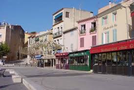 Port De Cassis Avec Ses Petits Commerces Et Ses Restaurants Ou Cafes Les Rocheuses Fos Sur Mer Rhone