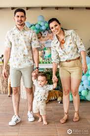 São como dois troncos fortes de madeira, um pai e um filho, que se amam, mas quase não conseguem se abraçar. Safari Kit 5 Pecas Familia Pai Filho Short E M C No Elo7 Dw Kids 11ff3c9