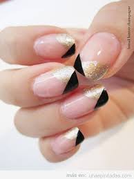 Hola amiguitas, hoy veremos como hacer una hermosa y elegante decoracion de uñas en color negro y destellos dorados. Decoracion De Unas Negro Con Dorado Unas Decoradas
