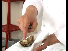 Technique De Cuisine Ouvrir Une Huitre Youtube