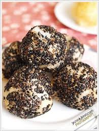 Satukan susu pekat manis dan mentega resepi biskut bijan hitam susu putar buttercup dgn gula aising jgn lama sgt agak2 sebati 2. Kuih Bom Bijan Hitam Jintanmanis Com Lives From Osaka Japan