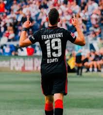 Juega como delantero y su equipo actual es el eintracht frankfurt de la bundesliga de alemania. Heyll1hq0tshpm