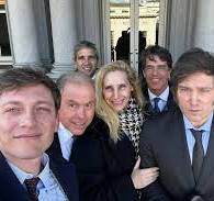 Milei regresó al país desde EE.UU. y confirmó a Caputo como ...
