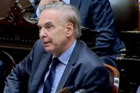 Miguel Ángel Pichetto se plantó ante los libertarios en el Congreso: «La  motosierra no va más» A pesar de la advertencia, Pichetto afirmó que va a  votar a favor del acuerdo con