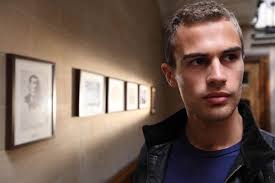 Bild zu Theo James