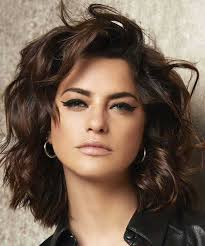 Tagli di capelli per viso tondo: Tagli Capelli Medi Scalati Inverno 2019 2020 Capelli Medio Lunghi Mossi Capelli Scalati Mossi Capelli