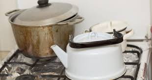 Si, après la cuisson au fond de la croûte resté confiture prigrevshego, il convient de remplir avec de l`eau et ajouter le bicarbonate de soude. 10 Astuces Pour Nettoyer Les Ustensiles Qui Ont Crame Cuisine Az