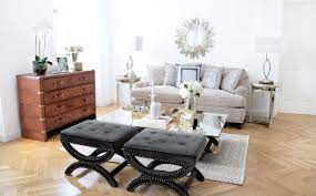 Glückliche frau, die auf modernem stuhl im wohnzimmer bequem zu hause sitzen stillsteht. Classy Oxford Ein Klassisch Elegantes Wohnzimmer Looks