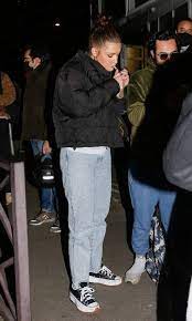 Enceinte, elle a fait un surprenant petit boulot. Quotidien 2016 Cast And Crew Trivia Quotes Photos News And Videos Famousfix