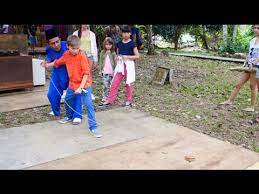 Beginner spin top how to use a classic mexican wooden toy spinning top with string wind and throw. How To Play Gasing Spinning Top At 2015 Rainforst World Music Festival Youtube