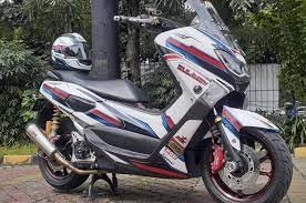 Variasi motor nmax warna hitam dop sudah banyak ditemukan di jalan. Yamaha Nmax Airbrush Simple Warna Tiru Helm Arai Rx 7 Kesayangan Gridoto Com