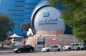 It has one of the world's largest reserves of petroleum and natural gas and employs large numbers of foreign workers in its production process. Fokus Pada Bisnis Gas Alam Qatar Tinggalkan Opec