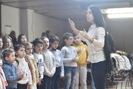 Versurile unora dintre cele mai frumoase cântece patriotice aduc, mai ales astăzi, lacrimi şi în ochii celor plecaţi departe. In An De Centenar O Femeie InvaÈ›Äƒ Copiii Istorie Prin Cantece Patriotice Cred CÄƒ Nu Am Avea Multe Din Ceea Ce Avem DacÄƒ Cineva Nu Ar Fi Fost Darz È™i Curajos SÄƒ