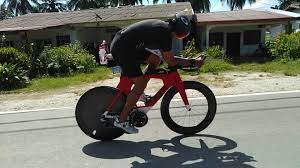 Yb khairy jamaluddin adalah antara 5000 peserta yang berjaya menamatkan perlumbaan ironman 70.3 yang paling mencabar di pulau langkawi, kedah. Khairy Jamaluddin Adorably Receives Medal From His Mum At Ironman Langkawi Finish Line World Of Buzz