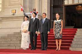 Señores @onpe_oficial una consulta, por qué hay países con población peruana importante como españa, italia, francia, japón, etc. Presidente De Peru Condecora A Los Principes De Japon Con La Orden El Sol
