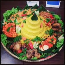 Kami menghadirkan desain cantik dan selalu ada model baru. Nasi Tumpeng Yellow Rice With Many Dishes Indonesian Food For Celebrate Event Malaysian Food Food Asian Recipes