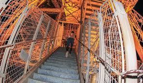 La 6e édition de la course qui débute au pied des escaliers de la tour eiffel n'échappe pas à la dégradation de la situation sanitaire. Ecotrail Verticale De La Tour Eiffel
