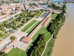 👉La Corderie Royale : des fondations un peu sp&eacute;ciales...🛕 En effet le  b&acirc;timent flotte ! Pour &eacute;riger cet immense &eacute;difice, il a fallu poser un  gigantesque treillis de troncs de ch&ecirc;nes, comme