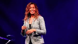 Chimène badi est une chanteuse française d'origine algérienne, née d'un père constantinois et d'une mère kabyle. Pour Chimene Badi Et Son Public Ce Concert A Barlin C Etait Leur Bulle D Oxygene