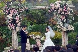 Apabila konsep pernikahan kamu pesta kebun, berikut inspirasi photo booth pernikahan untuk pesta kebun. Pesta Kebun Pernikahan Song Joong Ki Dan Song Hye Kyo Lifestyle Bisnis Com