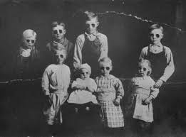 Black And White Family Photos Old I Think Someone Lost Their Eyeballs Or Maybe Its Genetic Creepy Pictures Creepy Kids Creepy Photos