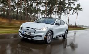Choose from rear wheel drive or all wheel drive powertrain. Ford Mustang Mach E Er Kann Auch Ganz Schon Wild Autogazette De