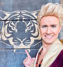 Cyril féraud baigne dans l'univers de fort boyard depuis tout jeune, c'est d'ailleurs cette émission qui lui a donné envie de faire de la télévision. Cyril Feraud Devient Ken Pour Fort Boyard La Rumeur Qu Il Doit Dementir