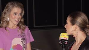 Afgelopen donderdag liet de zangeres voor het eerst haar danskwaliteiten zien. Let S Dance 2021 Backstage Ilse Delange Im Lassig Look Vor Der Show