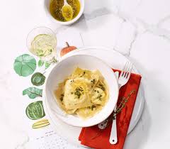 Ravioli Mit Ricotta Zitronen Fullung In Thymianbutter Rezept Ravioli Fullung Rezept Ravioli Lebensmittel Essen
