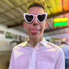 How would you describe Chris Via? 💬