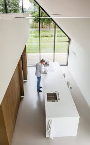 Minimalistische Kuche In Weiss Mit Kucheninsel Und Holzverkleidung Luxushaus Haus Interieurs Design Fur Zuhause