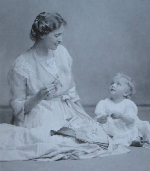 Dorothy Crowfoot Hodgkin as a baby with her mother