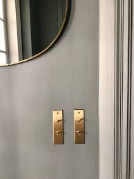 Interrupteurs Va Et Vient En Laiton Dans Un Salon Bronze Medaille Clair Brass Toggle S Styles De Decoration Interieure Design Chambre Moderne Interrupteurs