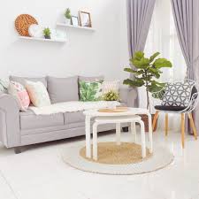 Meski tema ruang tamu kali ini adalah konsep sederhana dengan minim dekorasi, anda tidak harus membuat ruang tamu hanya terisi sofa dan coffee table saja. Desain Interior Ruang Tamu Yang Ciamik Dengan Sentuhan Warna Abu Abu Dalam Desain Scandinavian Inspirasi Desain Rumah Terkini