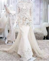 Cheongsam mempunyai cekak leher yang tinggi, butang pada bahagian depan baju, mempunyai belahan pada kiri dan kanan kain serta bentuk baju yang agak sendat di bahagian pinggang. 29 Wedding Ideas Nikah Dress Muslimah Wedding Dress Wedding Dresses