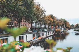 Unser haus mit garten befindet sich in einer grünen umgebung direkt an der amsterdam wald. Ferien Auf Dem Wasser Gunstig Ein Hausboot Fur Den Urlaub Mieten Fewoland