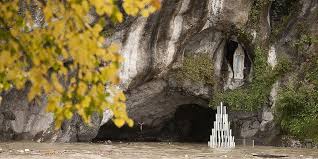 El día de la virgen de lourdes conmemora la primera aparición de la virgen en una gruta natural ubicada en lourdes, población francesa, el 11 de febrero de 1858. Inundaciones Amenazan Gruta Donde Se Aparecio La Virgen De Lourdes En Francia Arquidiocesis De Bucaramanga